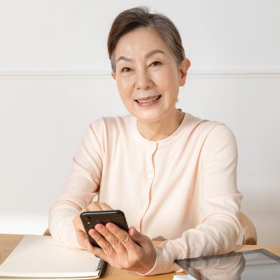 退休後才發現肌膚變得鬆弛，頭髮稀疏等問題，原來是雌激素下降了，女兒買了這項產品給我喝，一週後感覺到變緊緻了。保養這件事，真的越早開始越好，及早養成規律補充的習慣，才能更從容地迎接每個人生階段。